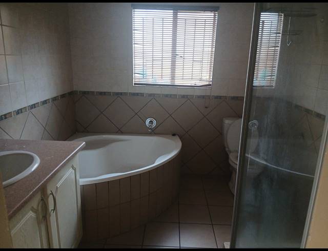 3 BEDROOM HOUSE FOR SALE IN THATCHFIELD ESTATE